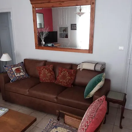 別荘 Colourful Well Equipped 2-bed House In Le Vigeant
