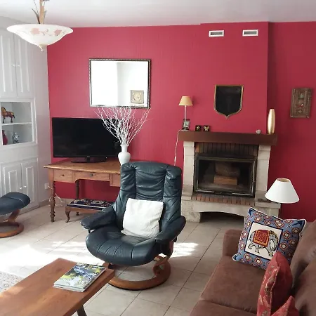 Colourful Well Equipped 2-bed House In Le Vigeant