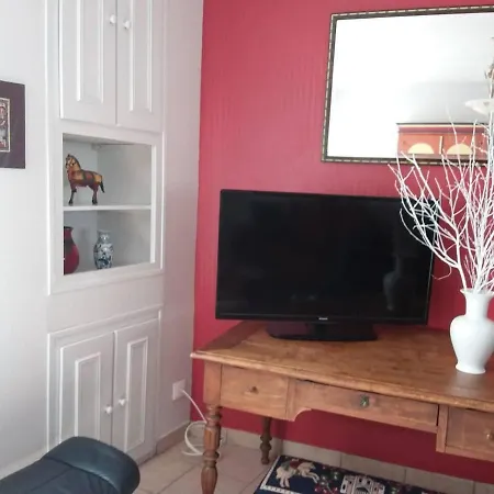 別荘 Colourful Well Equipped 2-bed House In *