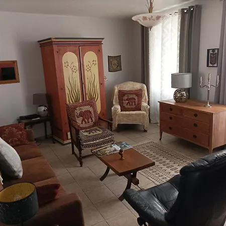 Colourful Well Equipped 2-bed House In Le Vigeant