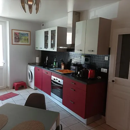 Colourful Well Equipped 2-bed House In Le Vigeant